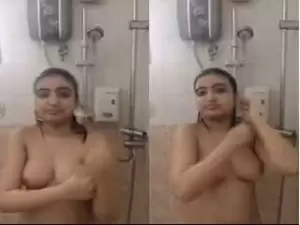 Today Exclusive- Hot look Desi Girl Record Her Bathing Clip
