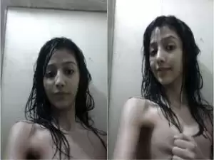 Today Exclusive- Cute Desi Girl Showing Her Boobs
