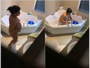 Today Exclusive- Horny NRI Bhabhi Bathing
