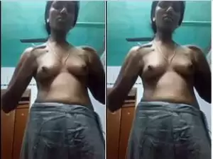 Today Exclusive-Tamil Bhabhi Pressing Her Boobs