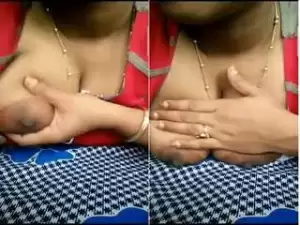 Today Exclusive-Desi Bhabhi Showing Boobs