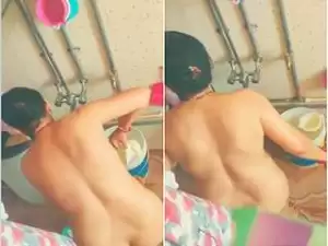Today Exclusive-Bhabhi Bathing Video Capture By Hidden Cam