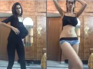 Today Exclusive-Sexy Desi Girl Strip Dance Video