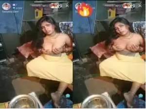 Today Exclusive-Village Bhabhi Showing Her Boobs in Live App Show