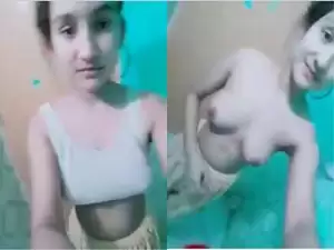 Today Exclusive- Cute Girl Showing Her Boobs