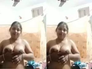 Today Exclusive-Sexy Bhabhi Showing Her Boobs