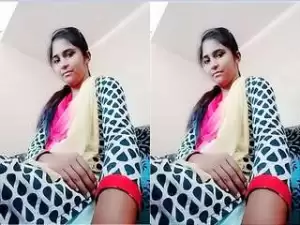 Today Exclusive-Sexy Desi Girl Showing Boobs and Pussy On Video Call