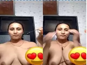Today Exclusive-Sexy Paki Bhabi Showing Boobs