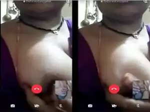 Today Exclusive-Horny Bhabhi Showing Her Boob