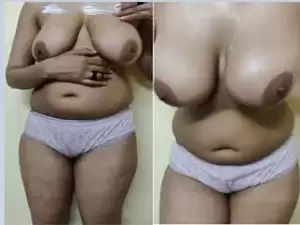 Today Exclusive-Desi Girl Showing her Big Boobs