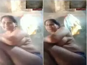 Today Exclusive- Horny Bhabhi Bathing