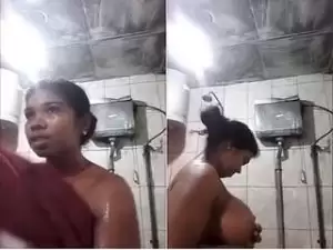 Today Exclusive- Lankan Girl Showing Bathing To Lover On Video Call