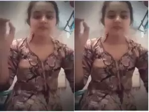 Today Exclusive- Cute Desi Girl Showing her Boobs