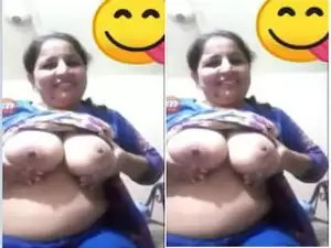 Today Exclusive- Sexy Paki Bhabhi Showing Her Big Boobs