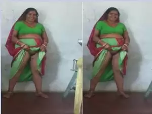 Today Exclusive-Desi Village Bhabhi Showing Her Pussy