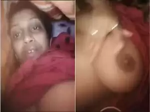 Today Exclusive-Bhabhi Showing boobs On Video call