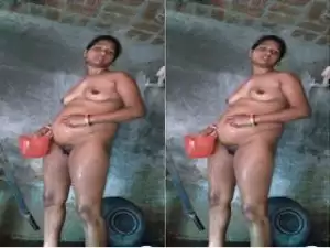 Today Exclusive-Desi Village Bhabhi Bathing