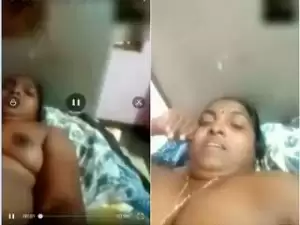 Today Exclusive- Desi Bhabhi Showing Her Big Boobs