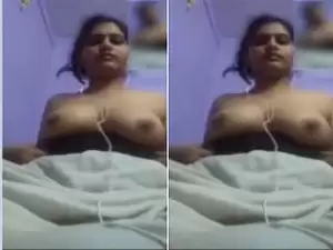 Today Exclusive- Cute Desi Girl Showing Her Boobs