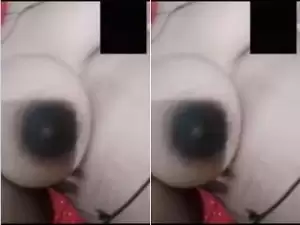 Today Exclusive- Bhabhi Showing Her Big Boobs
