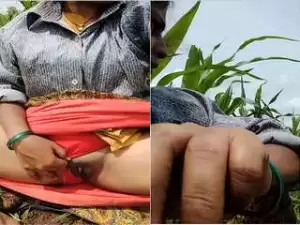 Today Exclusive- Desi Village Bhabhi Showing Her Pussy