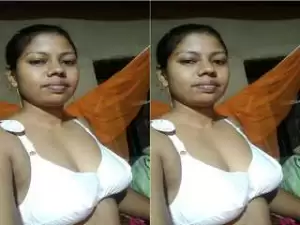Today Exclusive- Horny Bhabhi Showing Her Boobs on Video Call Part 2