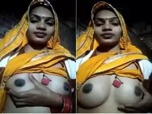 Today Exclusive- Sexy Desi Bhabhi Showing Her Boobs