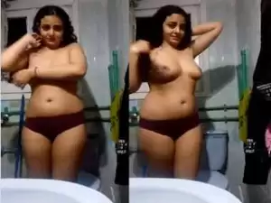 Today Exclusive- Cute Girl Showing Her Boobs