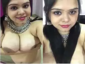 Today Exclusive- Sexy Bhabhi Showing Her Boobs
