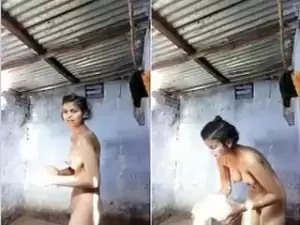 Today Exclusive- Cute Desi Girl Record Her Bathing Video For BF