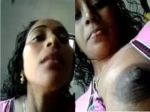 Today Exclusive- Sexy Desi Girl Showing Her Boobs