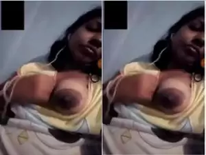Today Exclusive-Tamil Girl Showing Boobs