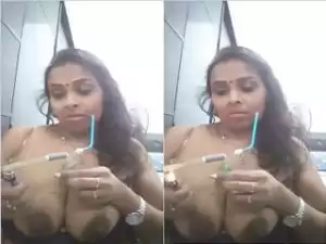 Today Exclusive- Lankan Bhabhi Showing Her Boobs