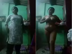 Today Exclusive- Horny Bhabhi Strip Her Cloths and Showing boobs and Pussy