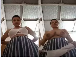 Today Exclusive- Super Hot Look Desi Girl Showing Her Boobs