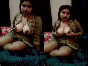 Today Exclusive- Sexy Desi Girl Play with Her Boobs
