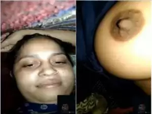 Today Exclusive- Desi Girl Showing Her Boobs