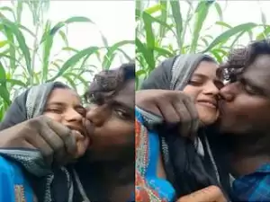 Today Exclusive-Desi Lover OutDoor Kissing