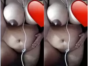 Today Exclusive- Hot Desi Girl Sucking Her Boobs