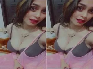 Today Exclusive- Sexy Desi Girl Showing Her Boobs Part 2