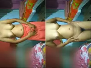 Today Exclusive-Sexy Bhabhi Showing Her Boobs and Pussy