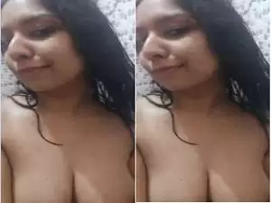 Today Exclusive- Desi Girl Showing Boobs