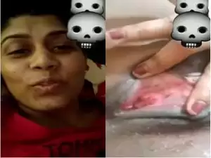 Today Exclusive- Desi Girl Showing her Boobs and Pussy Fingerring on Video Call part 1