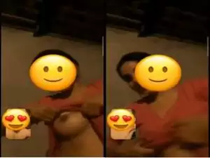 Today Exclusive- Paki Girl Showing Her Boobs