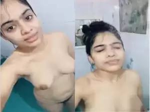 Today Exclusive- Sexy Desi girl Record Her Bathing Video