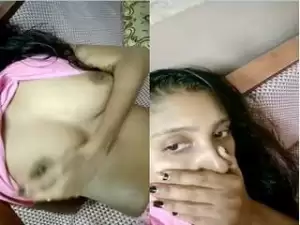 Today Exclusive- Sexy Desi Girl Showing Her Boobs