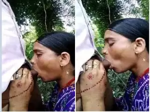 Exclusive- Desi Bhabhi Sucking Deaver Dick Outdoor