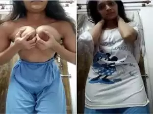 Today Exclusive- Hot Look Desi Girl Showing Her Big Boobs