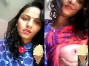 Today Exclusive- Sexy Bhabhi Showing Her Boobs on Video call