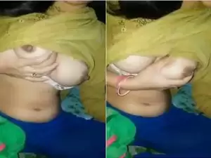 Today Exclusive- Bhabhi Showing Her Boobs